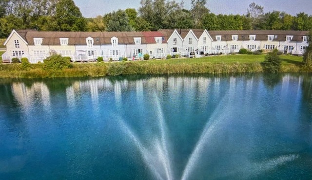 New Hampton style house on Cotswold lake -sleeps 6 in Cirencester