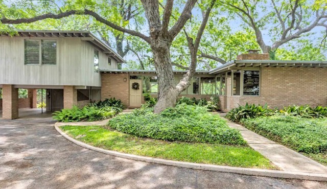 New! Luxury Riverfront Oasis with Gorgeous Oaks and Ping Pong Table! in Seguin