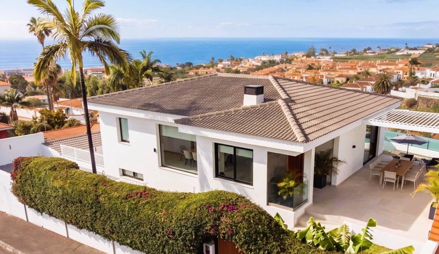 NEW: Villa Brisamar with sea views and heated pool in Puerto de la Cruz