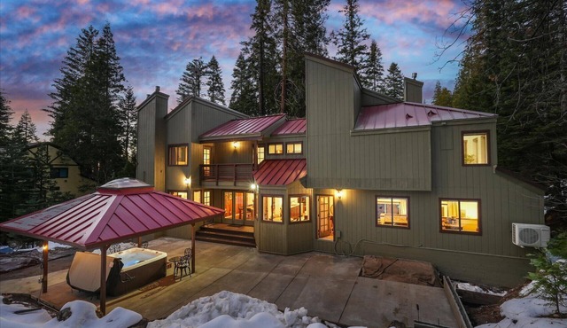 New! Yosemite Spirit- INSIDE Yosemite w hot tub/arcade/EV/sleeps 14 in YOSEMITE NATIONAL PARK