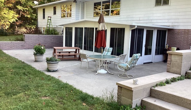Newly renovated, large home, private, wooded area, beautiful river, pet friendly in Alpena