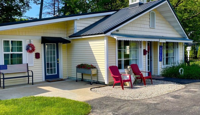 Newly renovated Studio Apartment with gorgeous Muskegon River views. Hardy Dam. in Newaygo