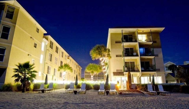 Nicely Appointed Guest Room w/Free WiFi & Shared Walkway Balcony in Tybee Island