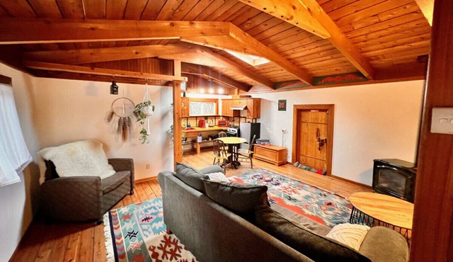 Nostalgic Downtown Boatbuilder's Cabin - Licensed in Squamish