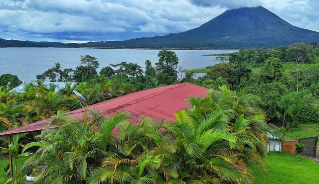 Oasis House with Soaking tub - Volcano & Lake views in Provincia de Alajuela
