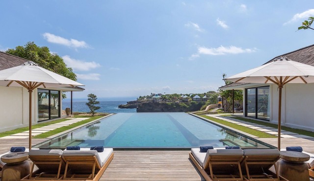 Ocean Front Majestic and Eco-Friendly 6 BDR villa in Nusa Lembongan, Bali in Bali