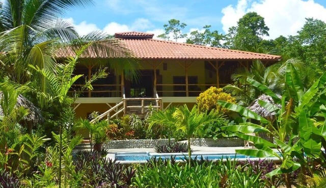 Oceanfront Bluff Beach Retreat - Spectacular 65 Ft Swimming Pool in Isla Colon