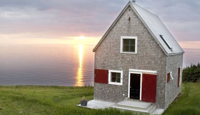 Oceanfront Cottage with Awesome Views, 2 min. to Beach, near Cabot Trail & Park in Chimney Corner