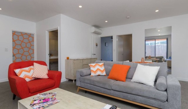 Orange Ground · Sunset Apartments - Orange Ground - 100m to shops. in Marmion