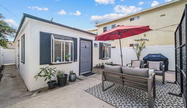 Pacific Beach Bayside Cottage. in San Diego