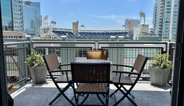 Padres Season/Petco! Cool Cozy Loft King Bed for 2 Pet Friendly in San Diego