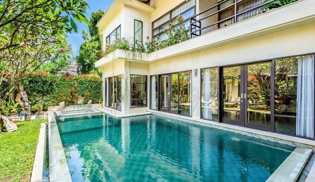 Panatai Villa - Four Bedroom Villa, Sleeps 9 in Denpasar Selatan