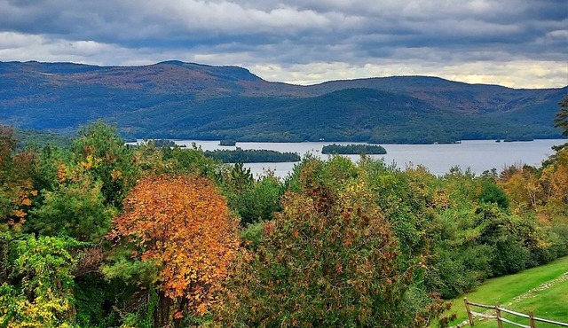 Panoramic Lakeviews, come enjoy any season. Bolton Landing-2 minutes from Town! in Bolton