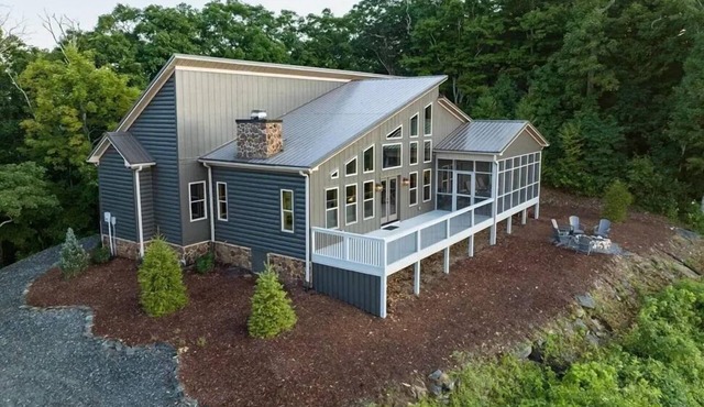 Panoramic Point-Upscale Mountain Top, Hot Tub, Wifi, Smart TV's, Pet Friendly in Todd