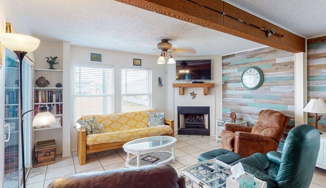 Parking for 3 plus Boat, Watercraft, Fenced Yard, Deck, Pet Friendly in Port Aransas