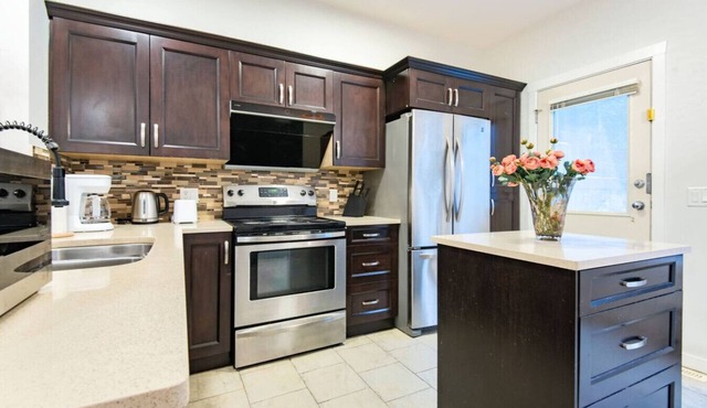 Peaceful Entire 2-Bedroom 2-Bathroom Townhouse in Port Moody