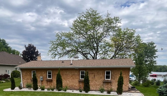 Peaceful luxury on the Kimball lake, perfectly unwound with outdoor shower. in Newaygo