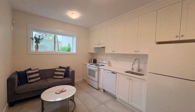 Peaceful Private Suite in Beautiful Home. 20 min to downtown in Burnaby