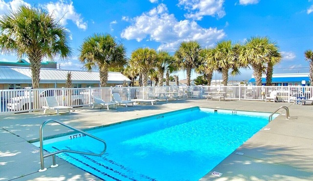 Pet-friendly, 3 Blocks to Beach, Pool, #121 in Atlantic Beach