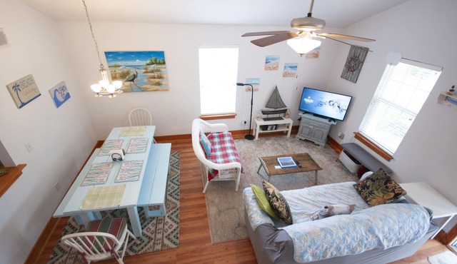 Pet-friendly, fully-fenced yard, minutes to beach in Oak Island