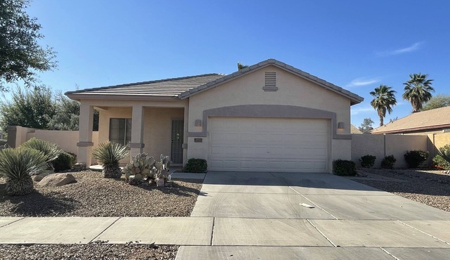 Pet Friendly-Modern 3 bedroom home with large pool & backyard in Gilbert