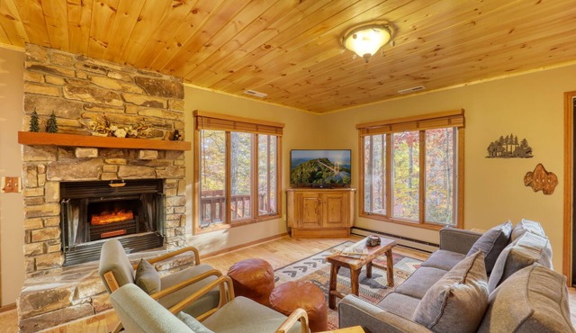 Pine Haven Getaway in Linville Land Harbor. 4BDR/3BA with Large Deck & Game Room in Newland