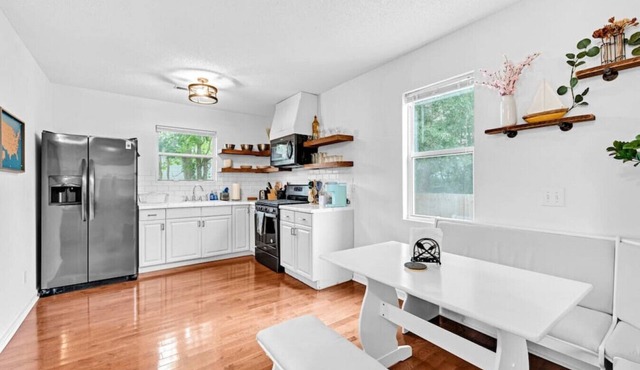Private Backyard With Fire Pit, 15 Min to Downtown in Charleston