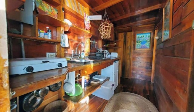 Private beachfront paradise 2cottages & 2 rooms in Bluefield's Bay AC, Wi-Fi in Bluefields