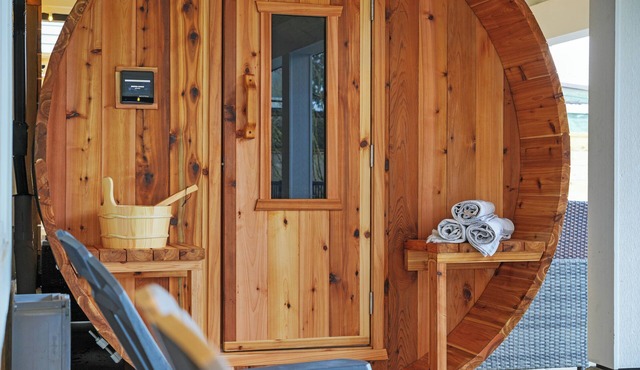 Private Cedar Sauna Retreat - Kitchenette, King Bed, Kids & Pets OK - Deep Cove in North Vancouver