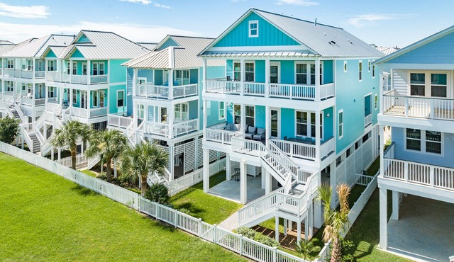 Private Home - 2 Living Areas, 4 Decks, Short Walk to Beach, 9 Miles to Downtown in Galveston