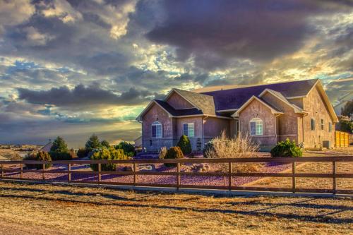 Pueblo 'Five Star Pikes Peak View' Home w/Hot Tub in Pueblo West