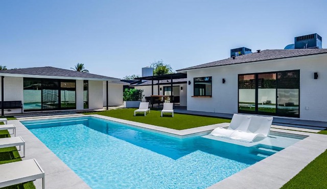 Quiet Modern Estate w/ Guest Home & Heated Pool: Scottsdale in Scottsdale