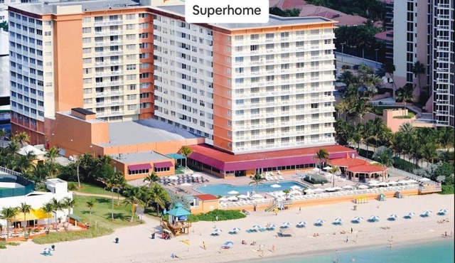 RARE FIND - Perfectly Located Relaxing Beach Front studio at the Marco Polo Resort - Collins Ave - Sunny Isles Beach - near aventura mall and more in Sunny Isles Beach
