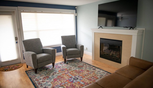Recently Updated 2BD Condo in Edmonds WA - Great Location! in Edmonds