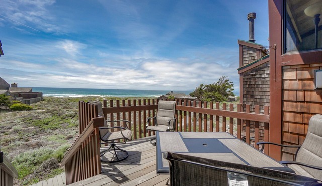 Refreshed Oceanfront Beach House with two Master Suites in Moss Landing