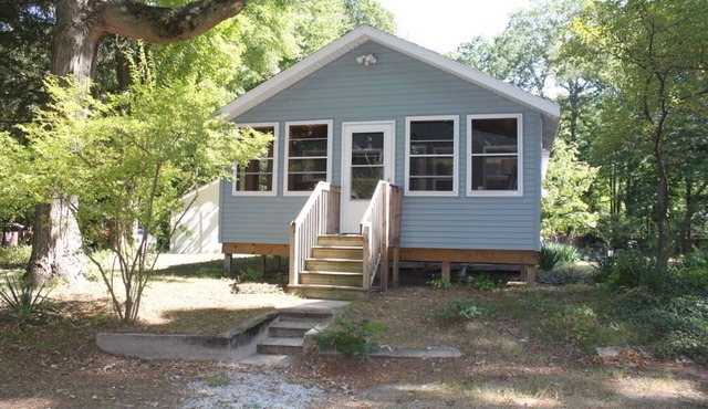 Restored 1920's peaceful, lakeside cottage in Pullman