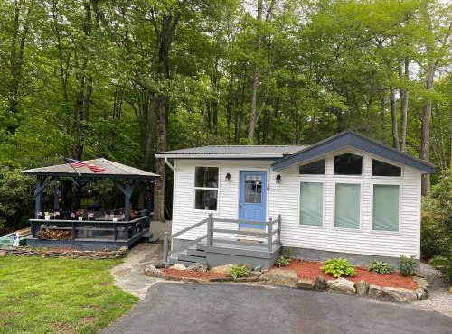 River Run Cottage Modern 2BR Waterfront Retreat in Linville Land Harbor in Newland