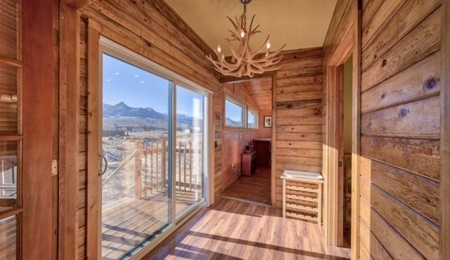 Riverhouse- Pet Friendly, River Views, on the way to Yellowstone! in Cody