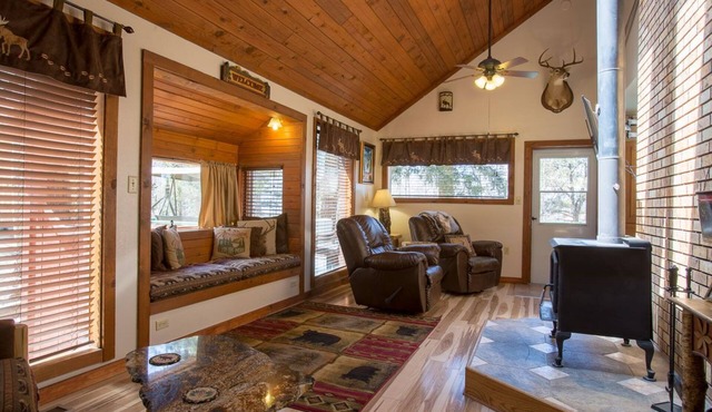 Romantic Forest Hideaway, Hot Tub, WiFi, near Attractions & Breweries! in Divide