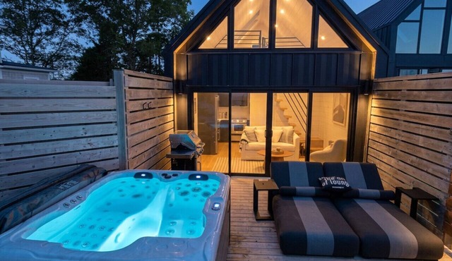 Romantic Oceanfront Retreat - Hot tub in South Shore