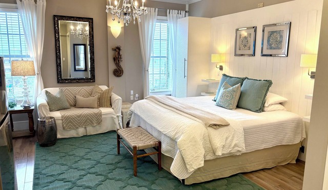 ROMANTIC RETREAT, Great Location, King bed , Wifi, Deeded beach access in Seacrest