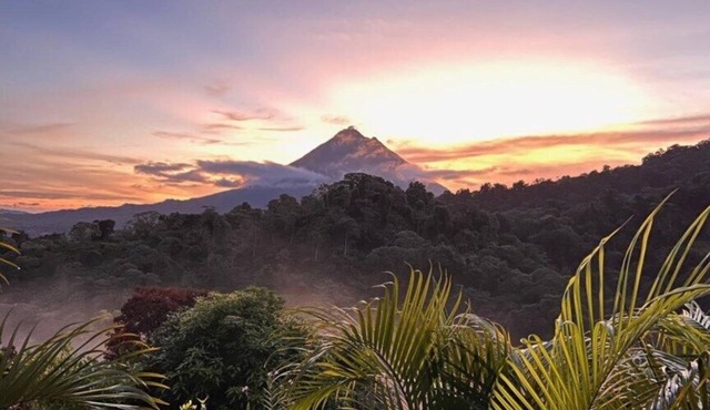 Romantic Retreat Volcano View! River Trail! in La Fortuna