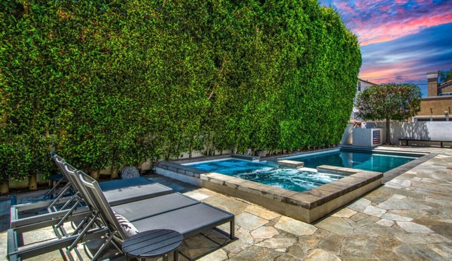 Rooftop Ocean Views/2min Walk To Beach/Private Pool in Huntington Beach