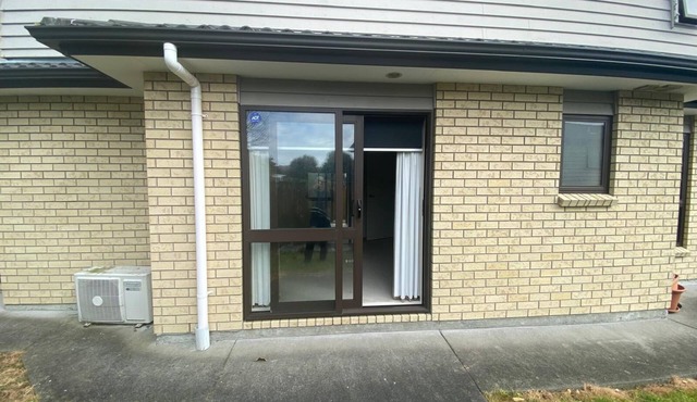 Room in Hillsborugh Auckland. Close to Motorway 10-15 minutes to CBD and airport in Auckland