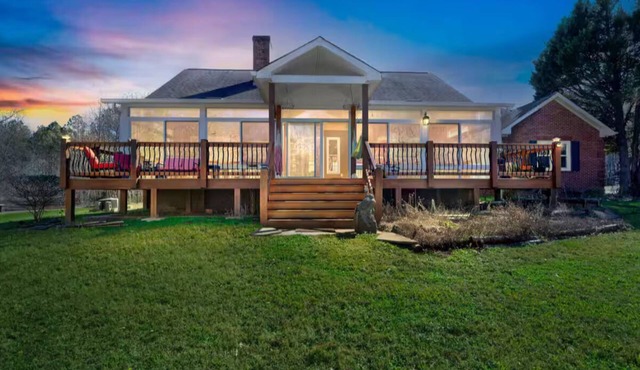 Rustic Elegance: Farmhouse Retreat In Covington in Covington
