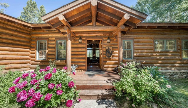 Rustic Elegance, Quiet, 20 min from Town or Teton Village. Sleeps 9. in Wilson