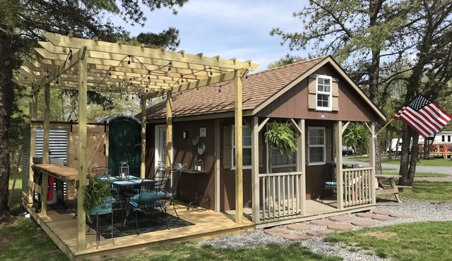 Rustic Primitive Tiny House Cabin in Biglerville