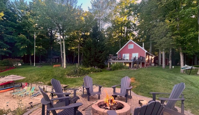Sandy Beach Chalet with Fire-pit on the Lake in Gladwin