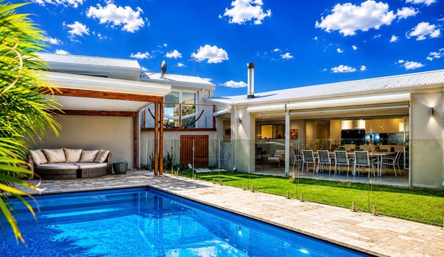 Sant's Beach Retreat - Private Pool and Fire Pit in Hillarys