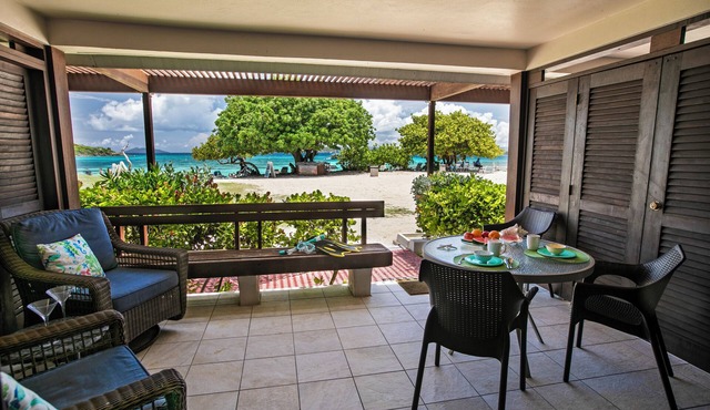 Sapphire Beachfront, Step Right to the Beach, WIFI, Great Views Generator in St Thomas